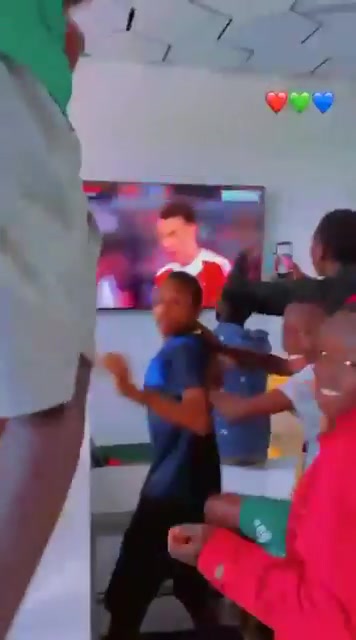 华体会赛事中心-巴拉·恩迪亚耶上演拜仁一线队首秀，球员青训学院疯狂庆祝